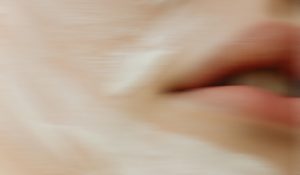 Mujer con piel limpia y buena textura aplicando sérum con niacinamida en la mejilla