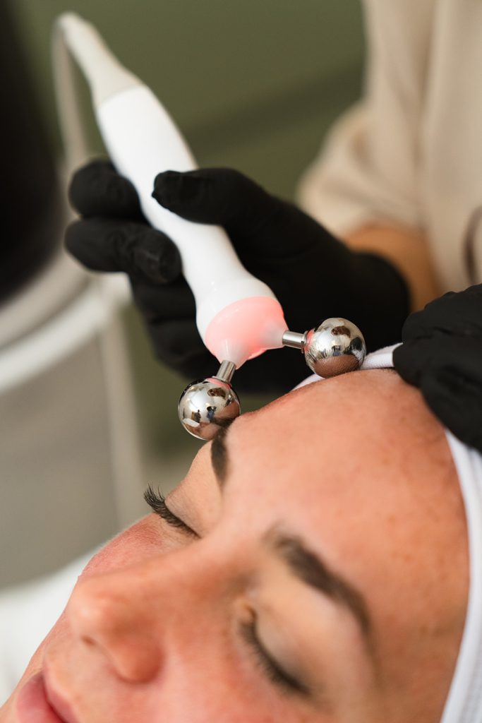 Tratamiento de limpieza facial profunda con Aquapure en clínica de medicina estética en Granada MOS