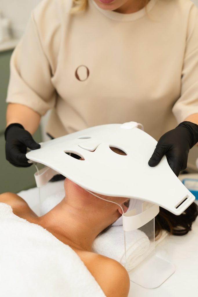 Terapia fotodinámica facial con luz LED Fotoage en clínica MOS Medicina Estética Granada