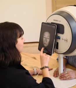 Consulta de valoración facial con análisis de piel mediante Observ en MOS Medicina Estética Granada