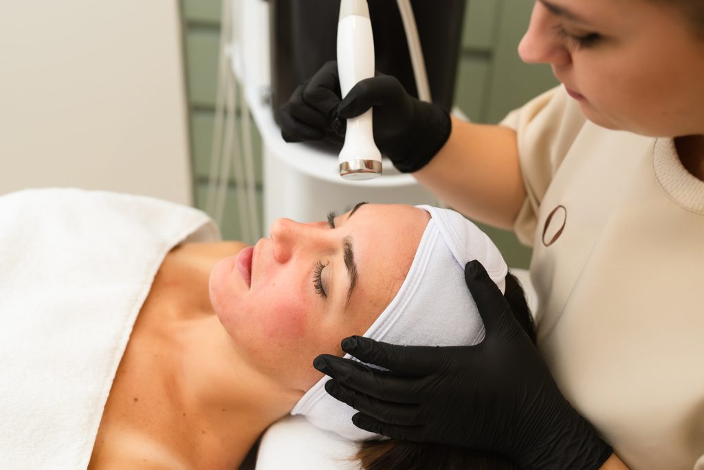 Tratamiento de limpieza facial profunda con Aquapure en la clínica MOS medicina estética en Granada