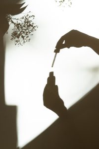 Sérum con niacinamida y vitamina B3 sobre fondo blanco, ingrediente activo de skincare cosmética