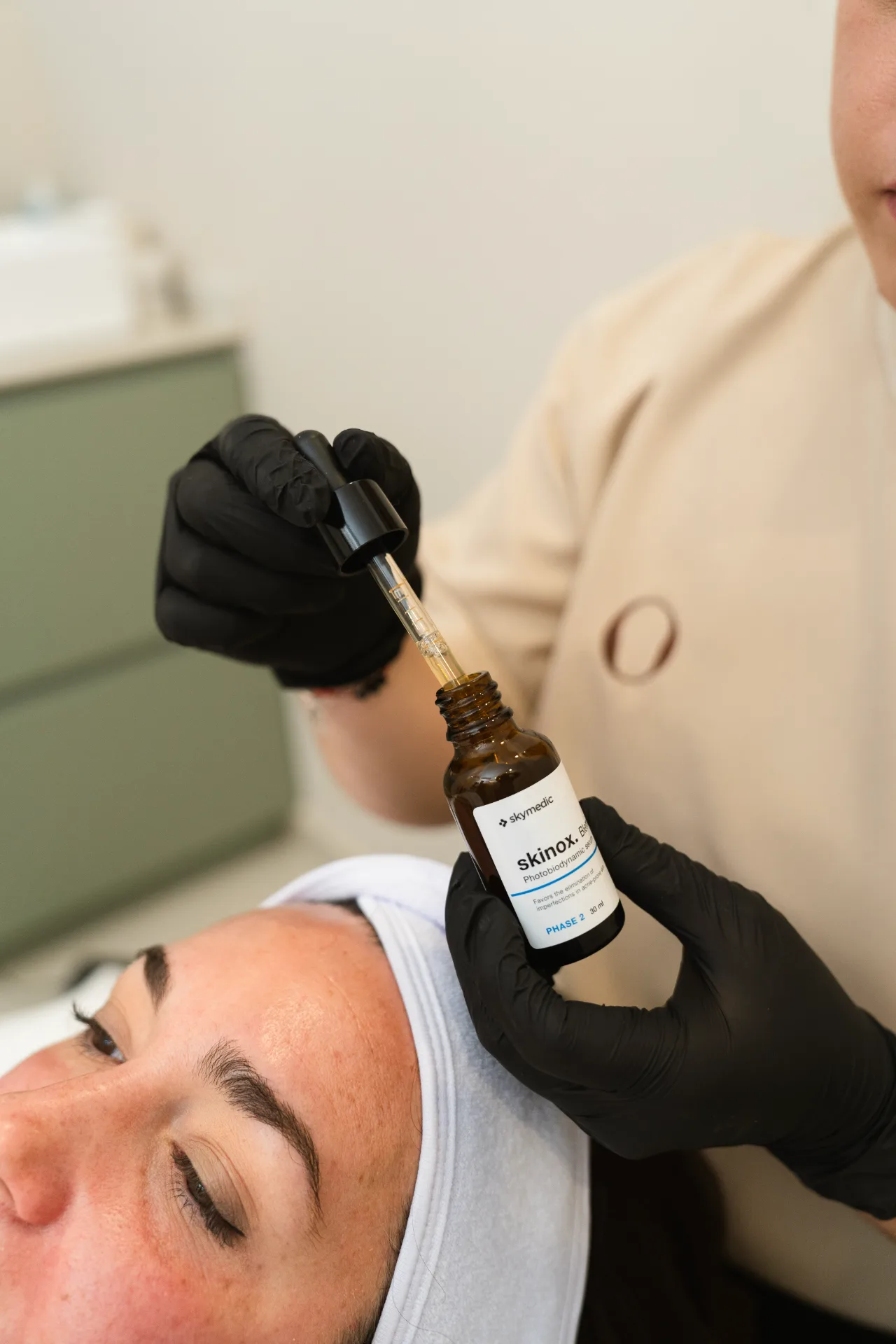 Aplicación de tratamiento inyectable para rejuvenecimiento facial profesional en MOS Granada