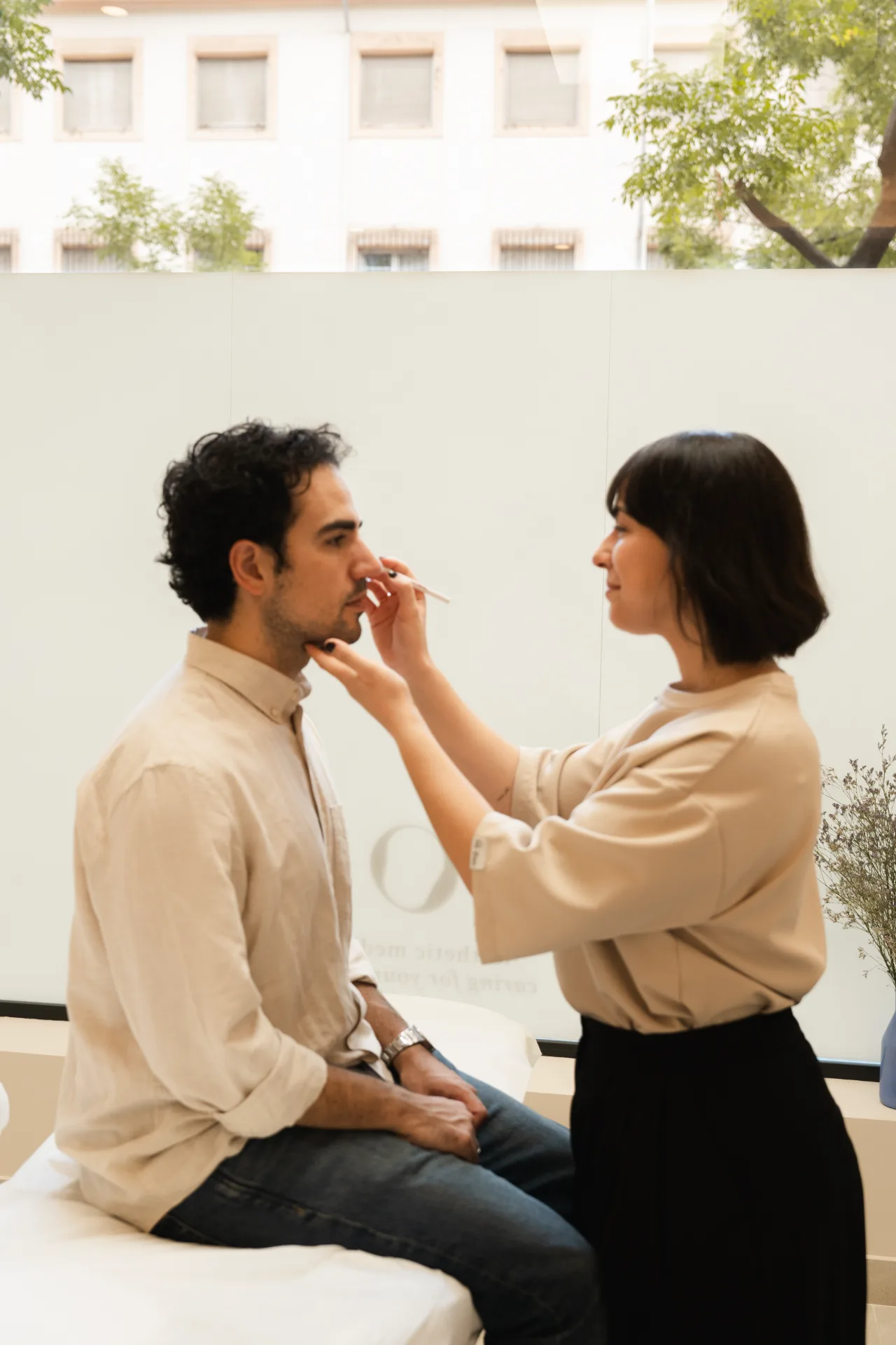 Consulta de evaluación facial y valoración de tratamientos estéticos en MOS Granada
