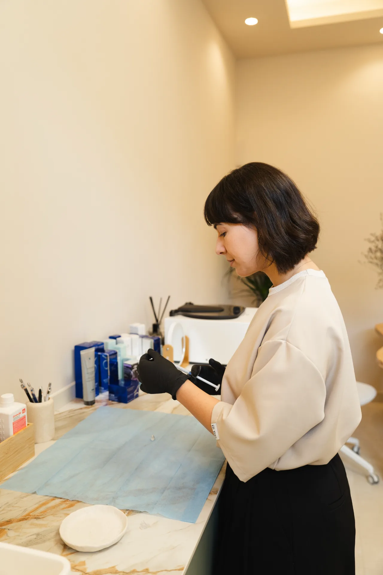 Esteticien preparando tratamiento facial en consulta de medicina estética MOS Granada