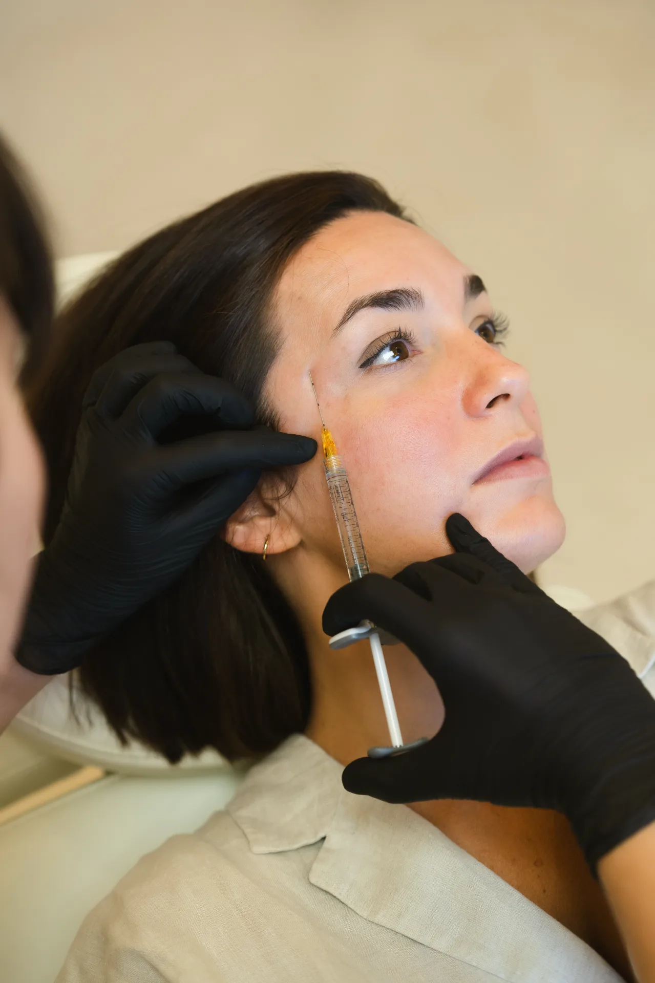 Sesión de tratamiento inyectable en clínica de medicina estética de Granada MOS